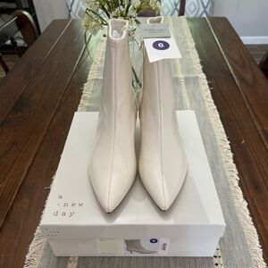 A New Day Womens Lonnie Kitten Heel Stretch Ankle Boots White 6M